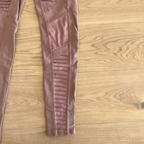 Women’s Alo Yoga Leggings - Picture 2 of 6